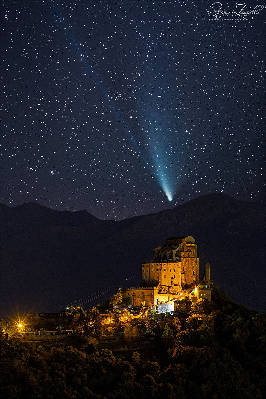 Come un presepe... Nelle sue ultime apparizioni, prima di perdersi nelle profondità galattiche, la cometa Neowise si congiunge alla Sacra di San Michele